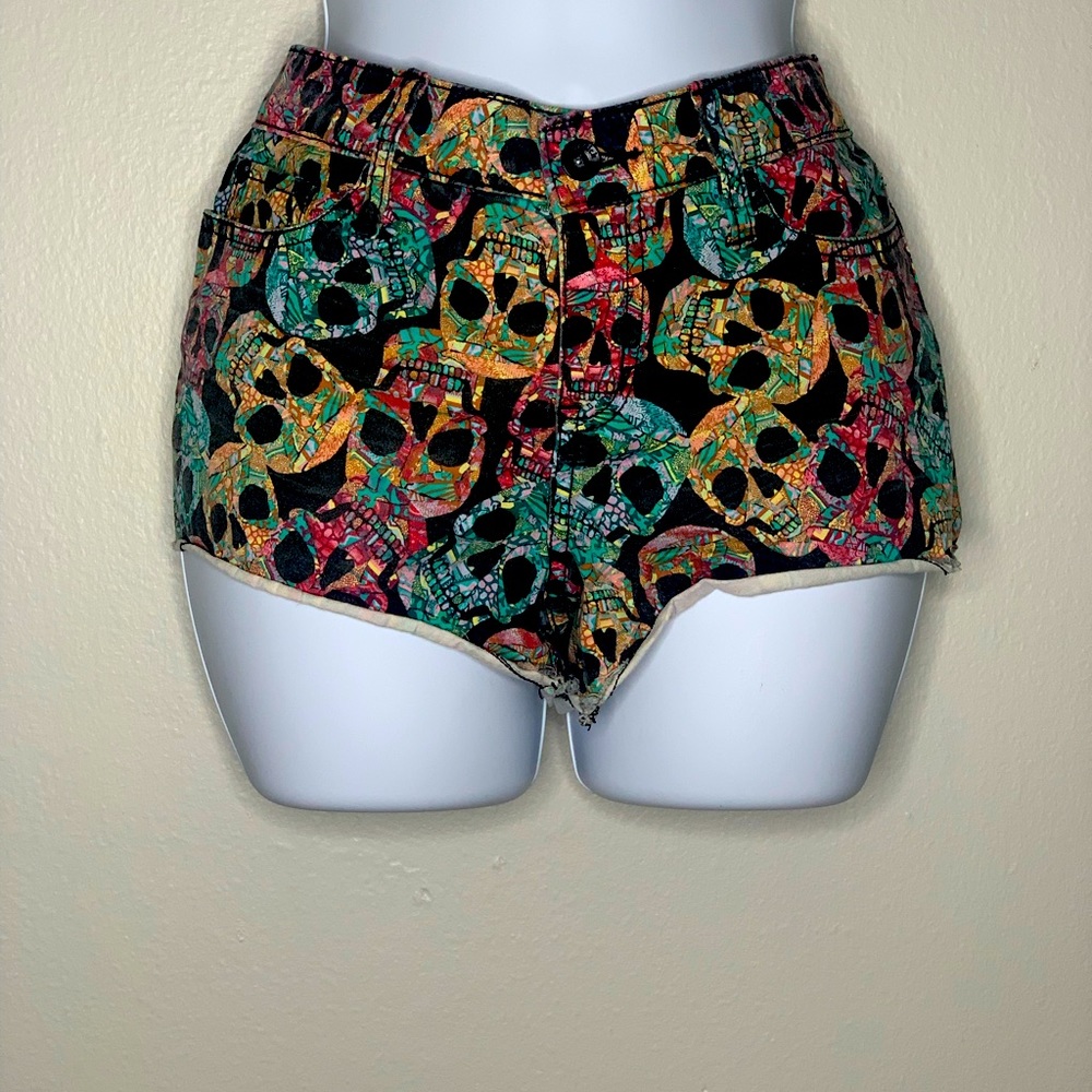 Multicolored shorts with skulls